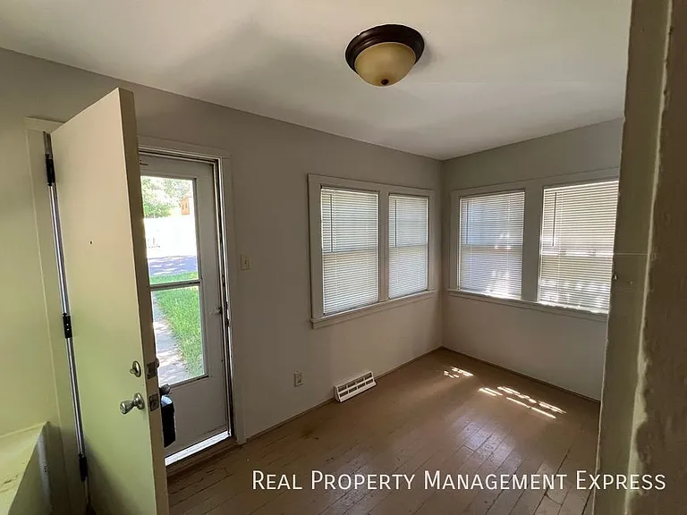 925 N Blauvelt Ave — Photo 11