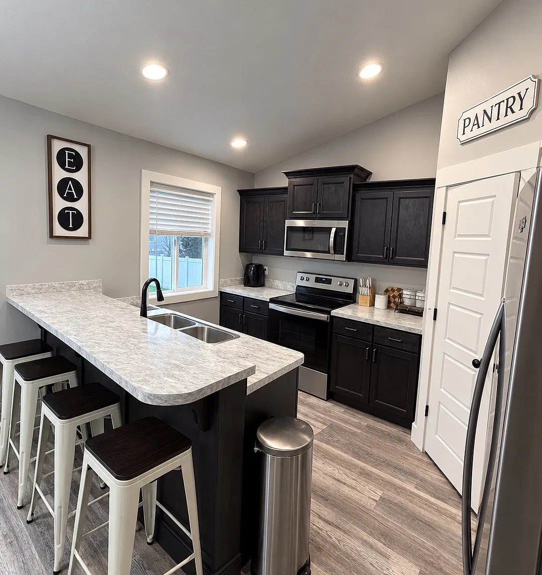 3 bed, 2432 sqft, $2,200 — Photo 3