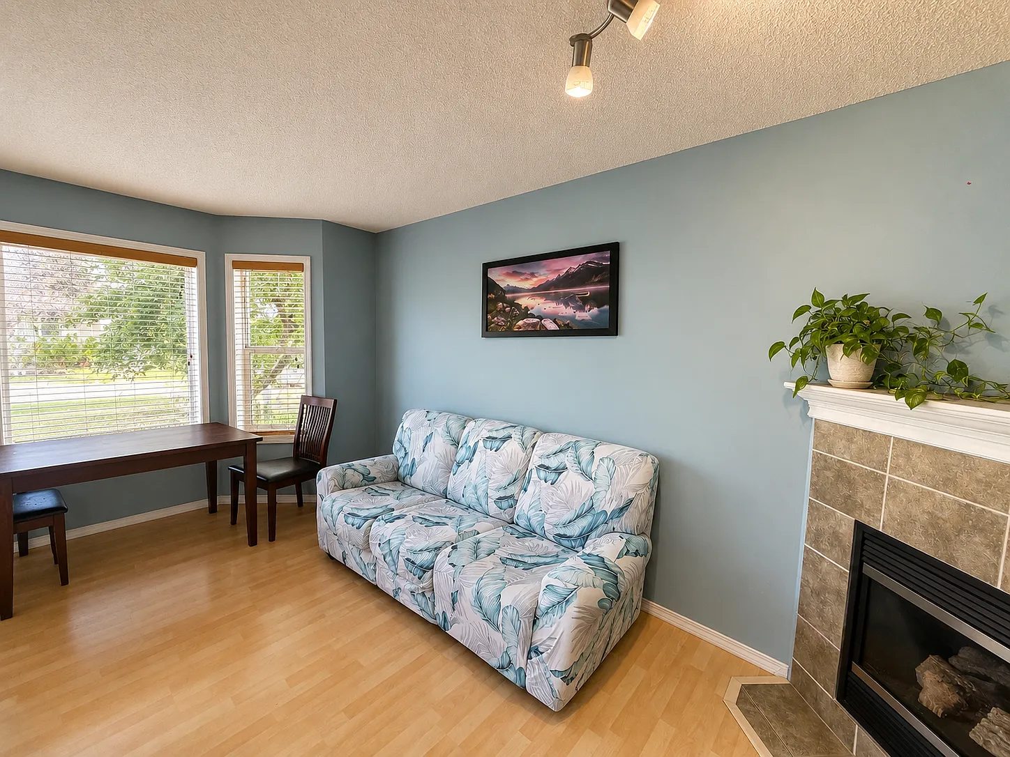 4 Bed 2.5 Bath Family Home Ellerslie Edmonton — Photo 4