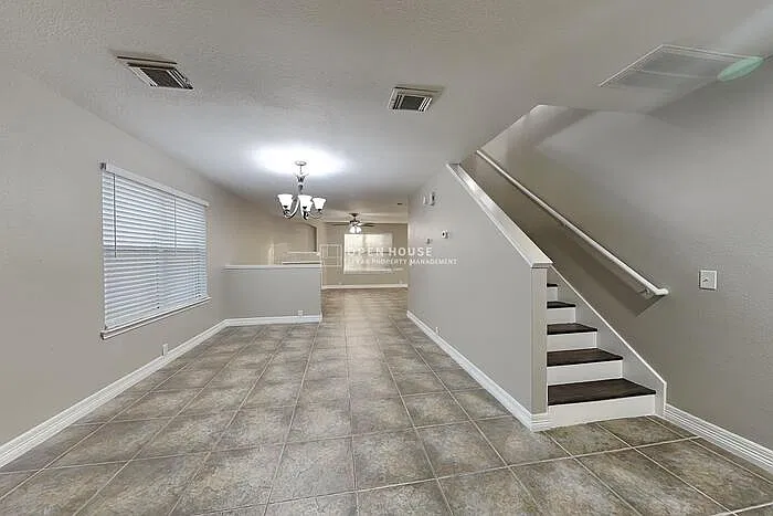 4 bed, 2.5 bath, 2520 sqft, $2,350 — Photo 4