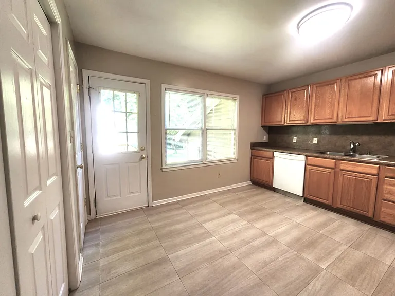 3317 Windsor Dr — Photo 4
