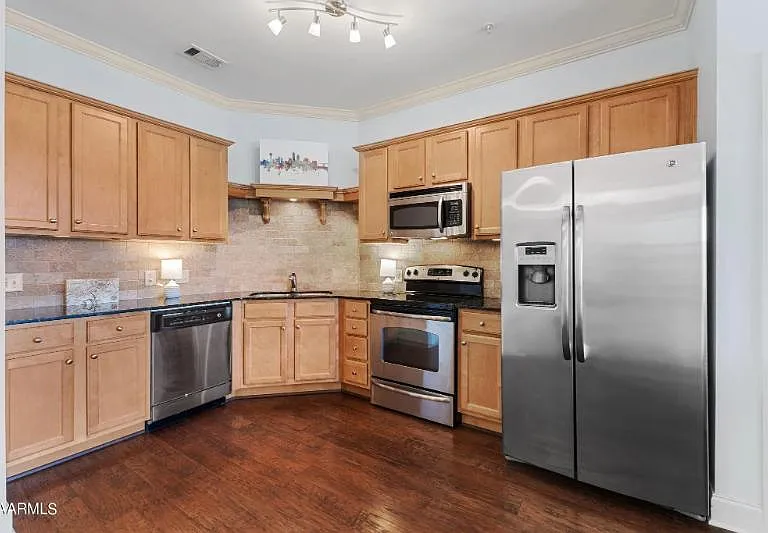 445 W Blount Ave #415 — Photo 8