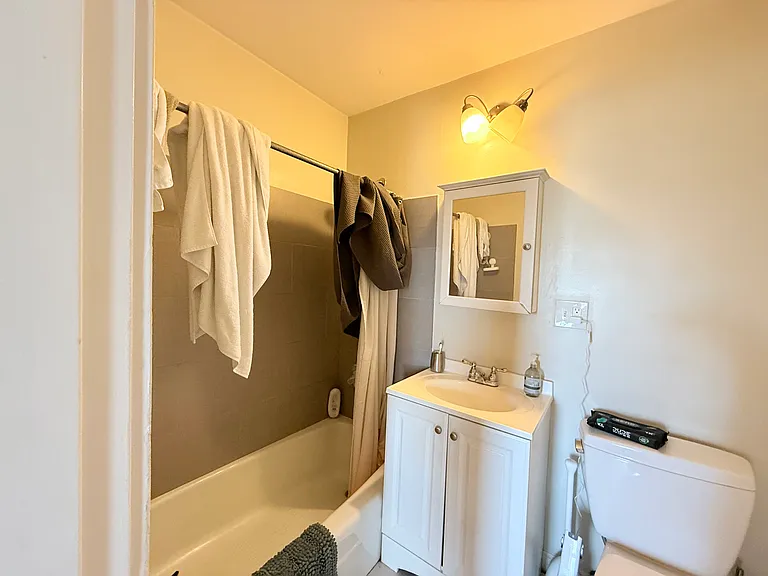538 E Broadway #8 — Photo 11