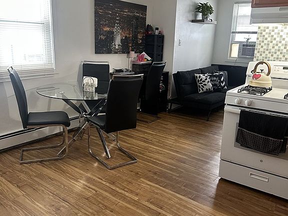 2nd image of 136-138 Walnut Ave #136-3