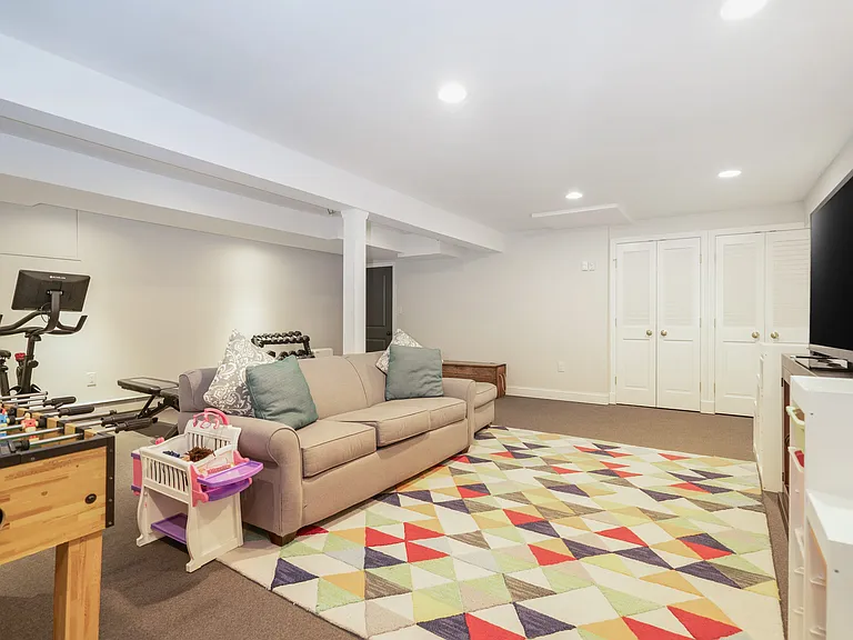 10 Loewen Ct — Photo 35