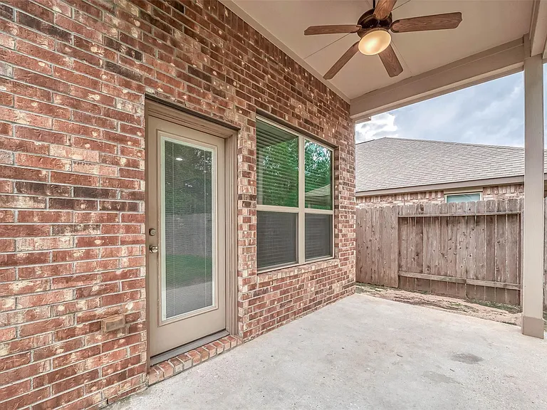 2261 Oak Circle Dr N — Photo 46