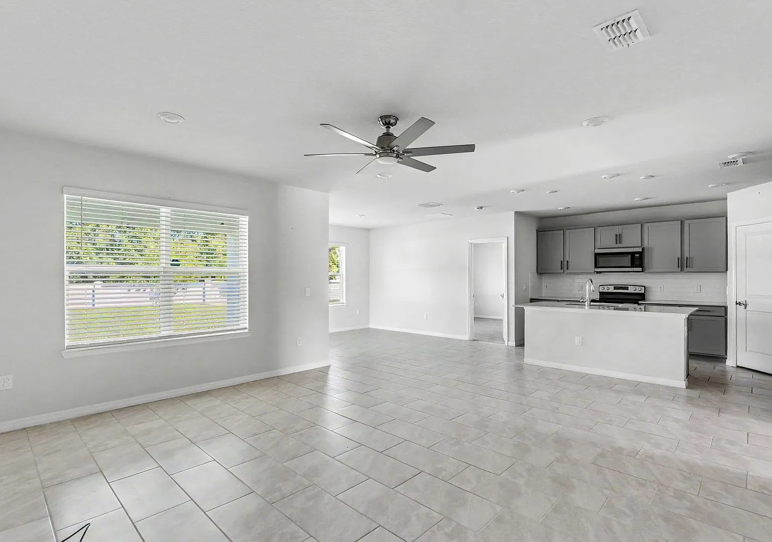 Newer built 3 bed 2 bath home — Photo 4