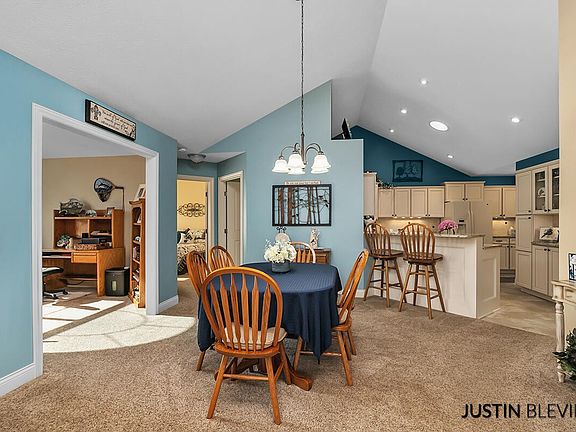5th image of 915 Bridge Walk Ct SE