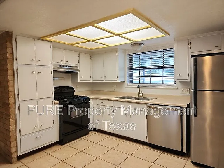 3000 Lakeside Dr — Photo 6