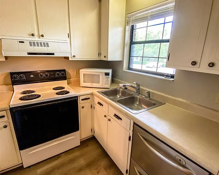 1104 Green Tree Ct #E — Photo 18