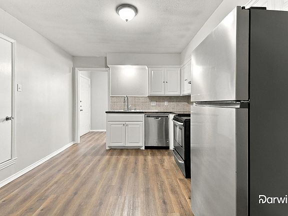 5th image of 914 Wandering Way Dr