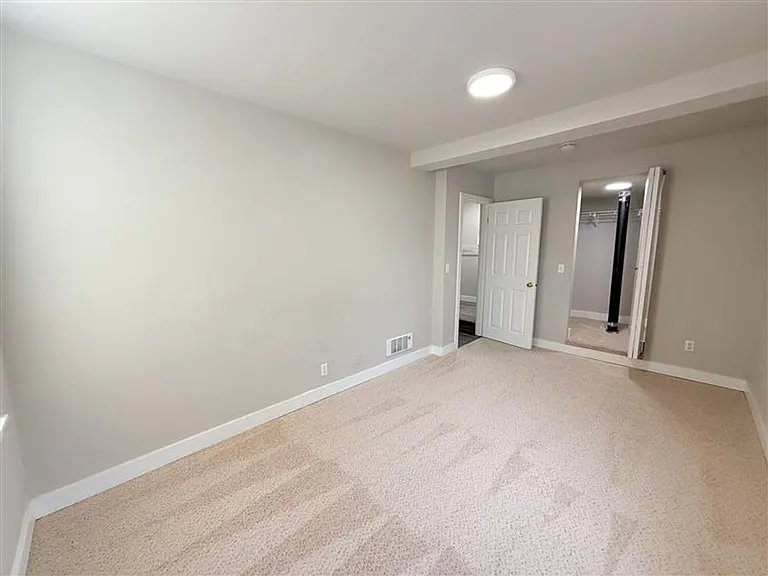 Farrah Apartments: 1 & 2 Bedroom Renovated Units — Photo 29