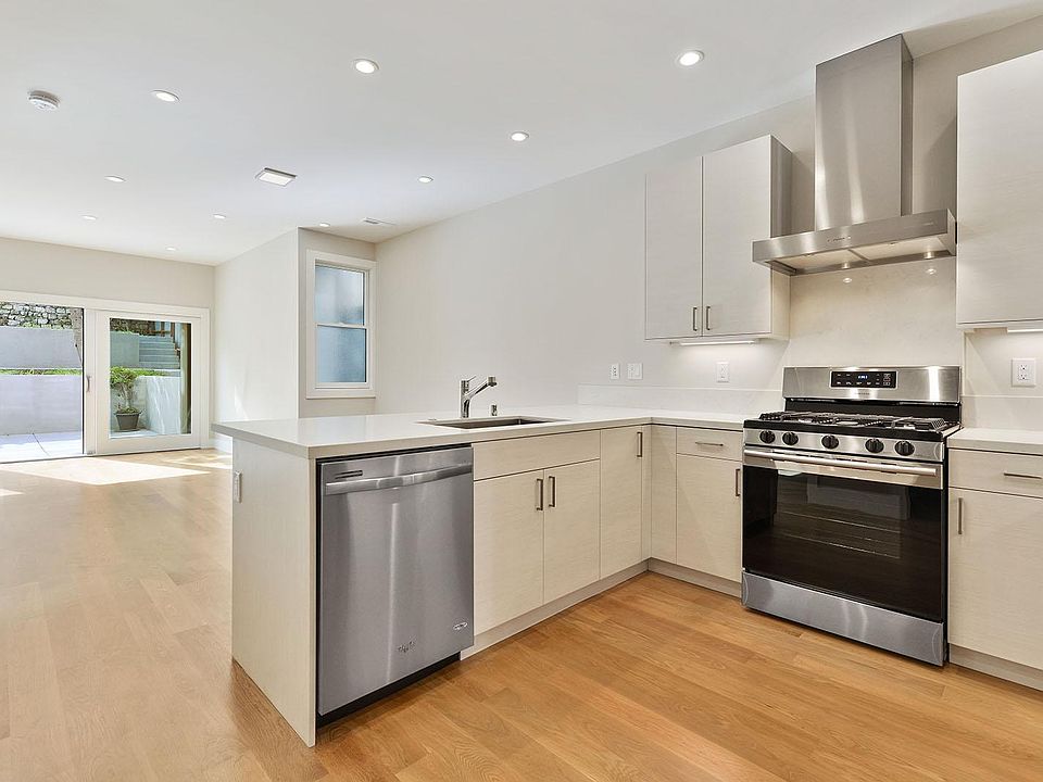 Open floor plan. Kitchen with island.