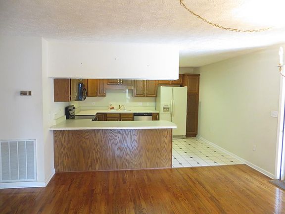 4th image of 19332 Country Dr