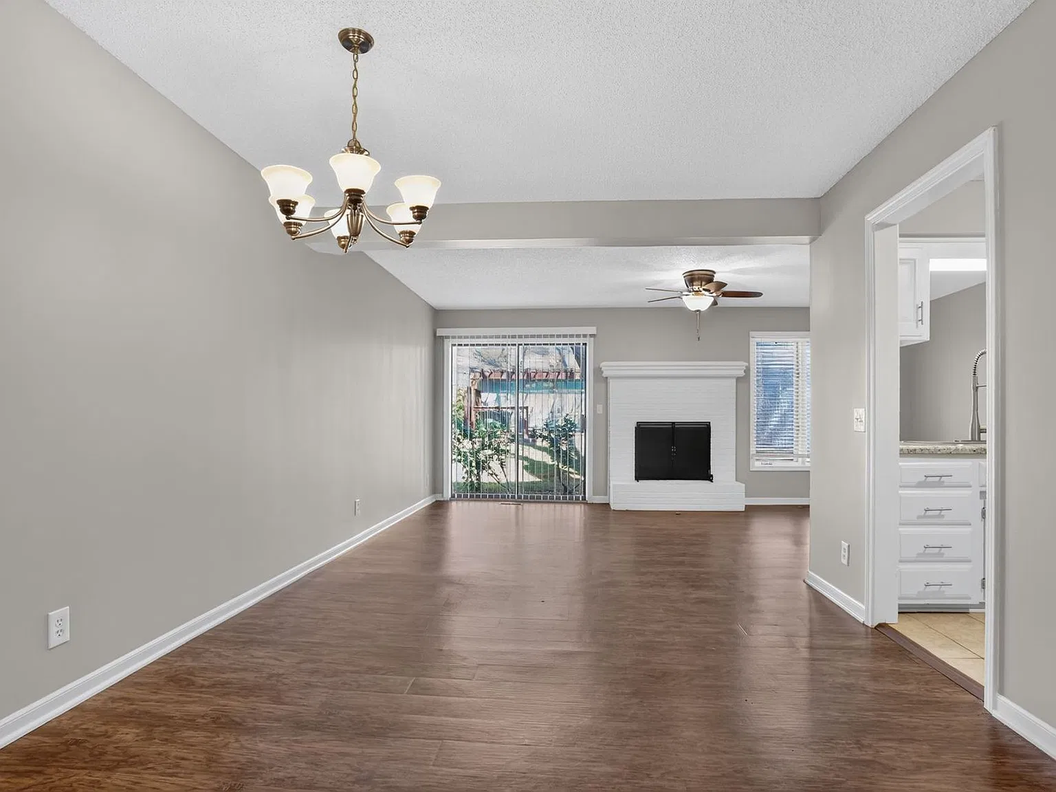 Renovated 2BR Townhome in Indian Creek Park Estates — Photo 2