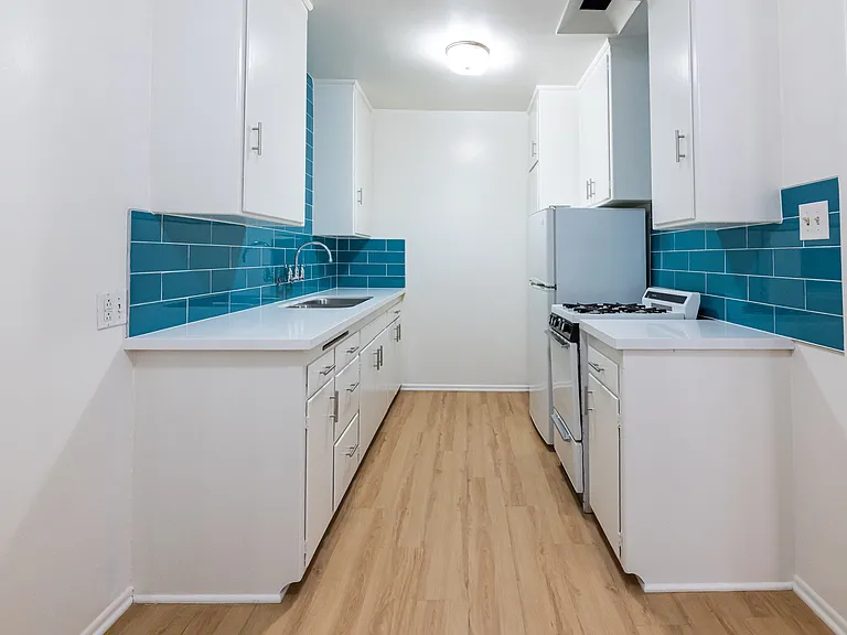 Gayley Manor Apartments — Photo 71