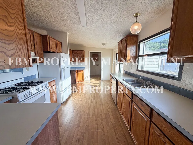 633 Mosley Rd — Photo 9