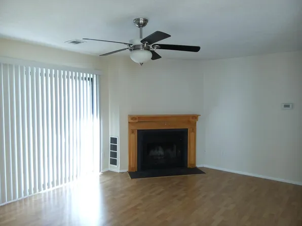 902 Harbour Club Dr, Parlin, NJ 08859