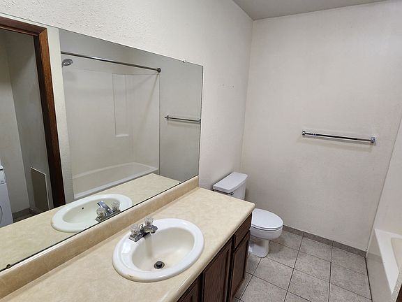 Full bath with washer / dryer