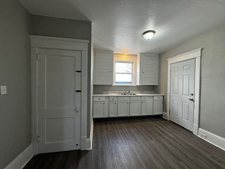 2nd image of 2138 4th St NE