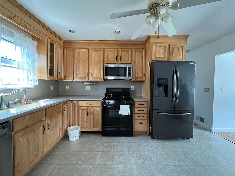 1st image of 99 Seidman Ave #1