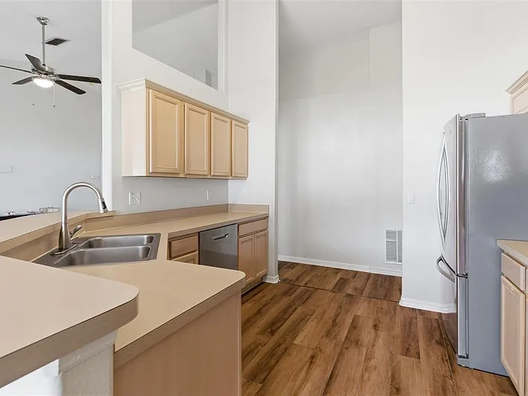 896 Princeton Dr — Photo 10