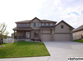 6803 Ridgewood Dr, Papillion, NE 68133