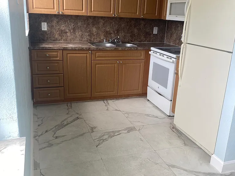 915 NE 8th St #206 — Photo 10
