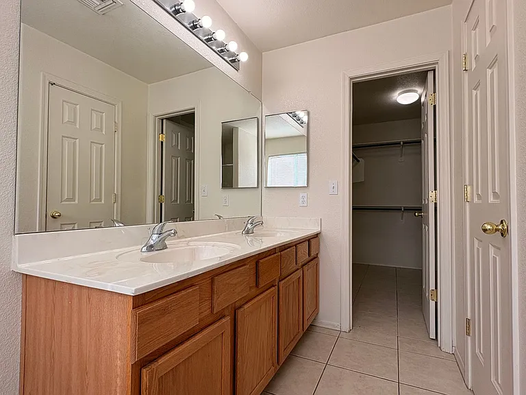 2133 W Roundwood Pl — Photo 9