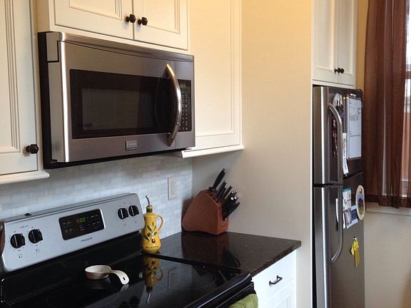 Kitchen w/ lots of storage