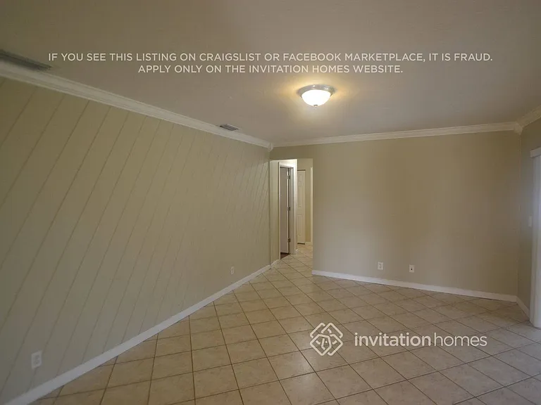 1454 SW 26th Ave — Photo 2