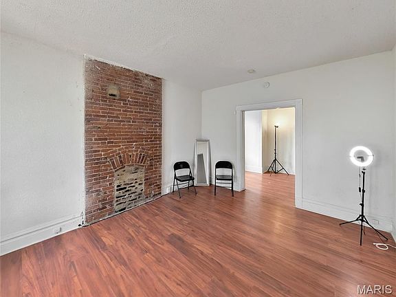 2nd image of 5911-5913 S Broadway