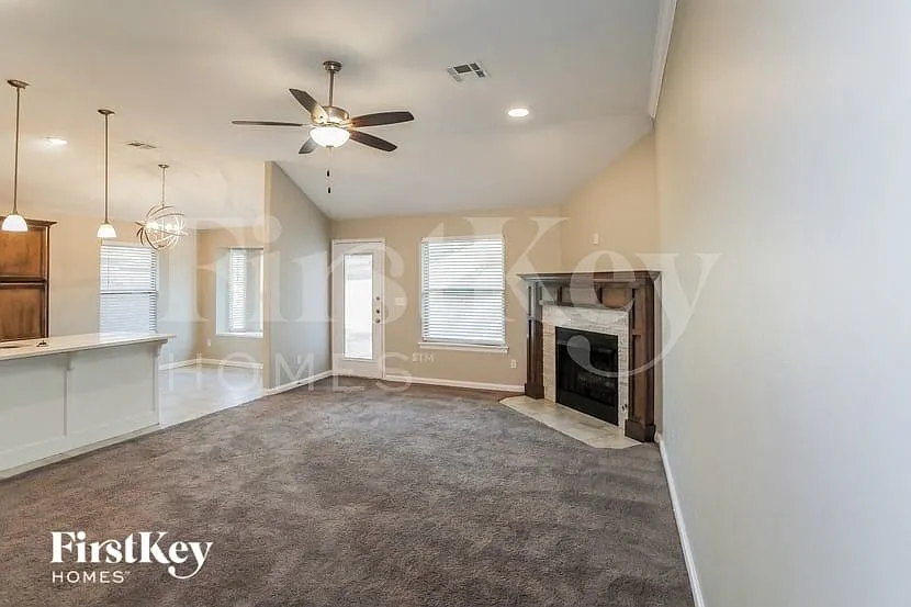 3 bed, 2.0 bath, 1503 sqft, $1,725 — Photo 3