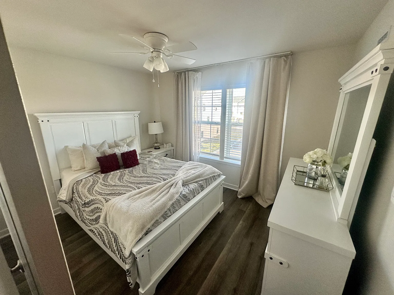 4 bed, 2500 sqft, $950 — Photo 1