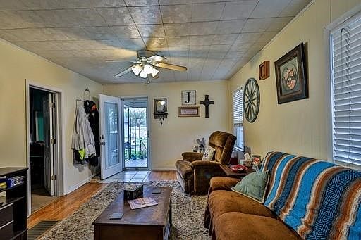 5th image of 114 Pine Ave