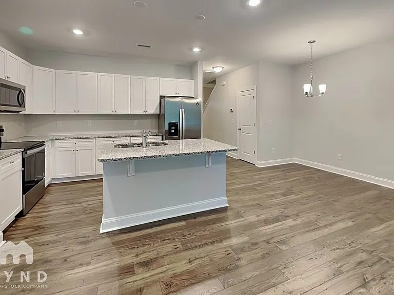 572 Barrington Row Ave — Photo 2