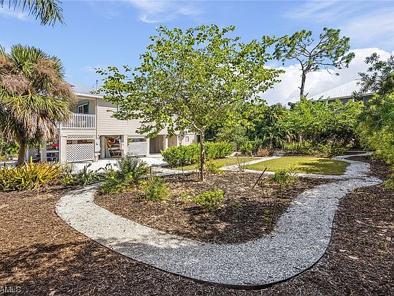4th image of 7447 Florence Dr