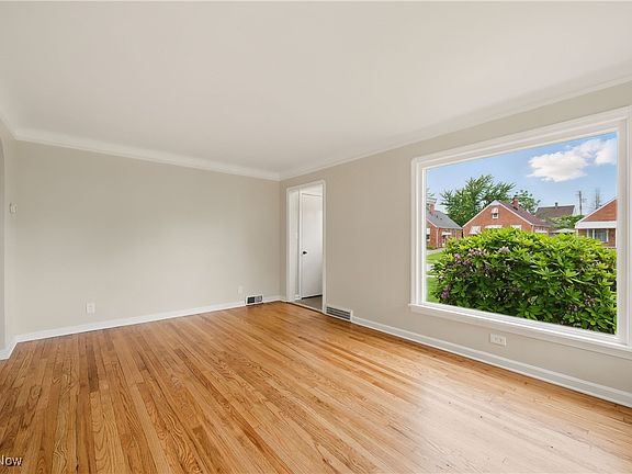 5th image of 10212 Grace Ave