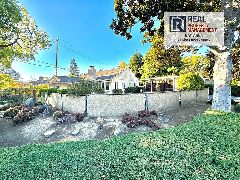1087 Embarcadero Rd — Photo 3