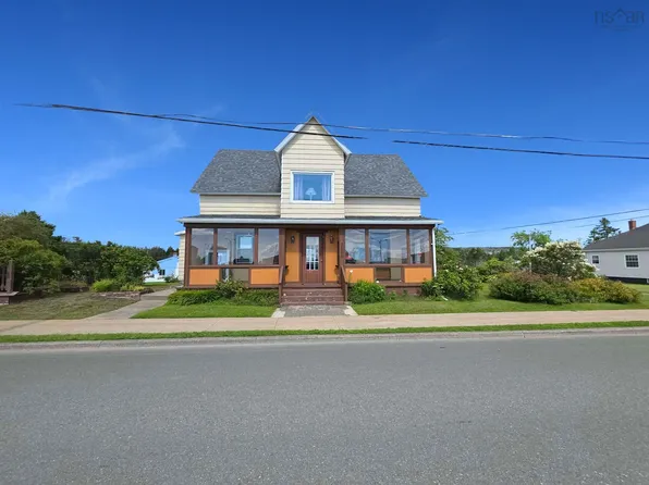 7590 Main St, Louisbourg, NS B1C 2J8
