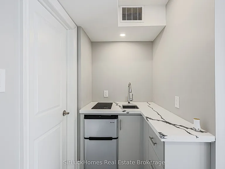 250 Richvale Dr S #22 — Photo 4