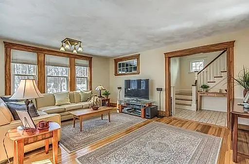 567 Winthrop St — Photo 5