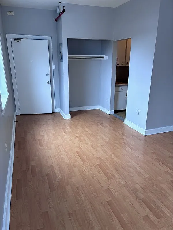 490 Wiley Avenue Windsor — Photo 2