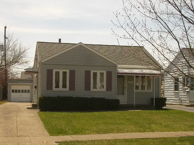 2 bed, 736 sqft, $1,300 — Photo 1