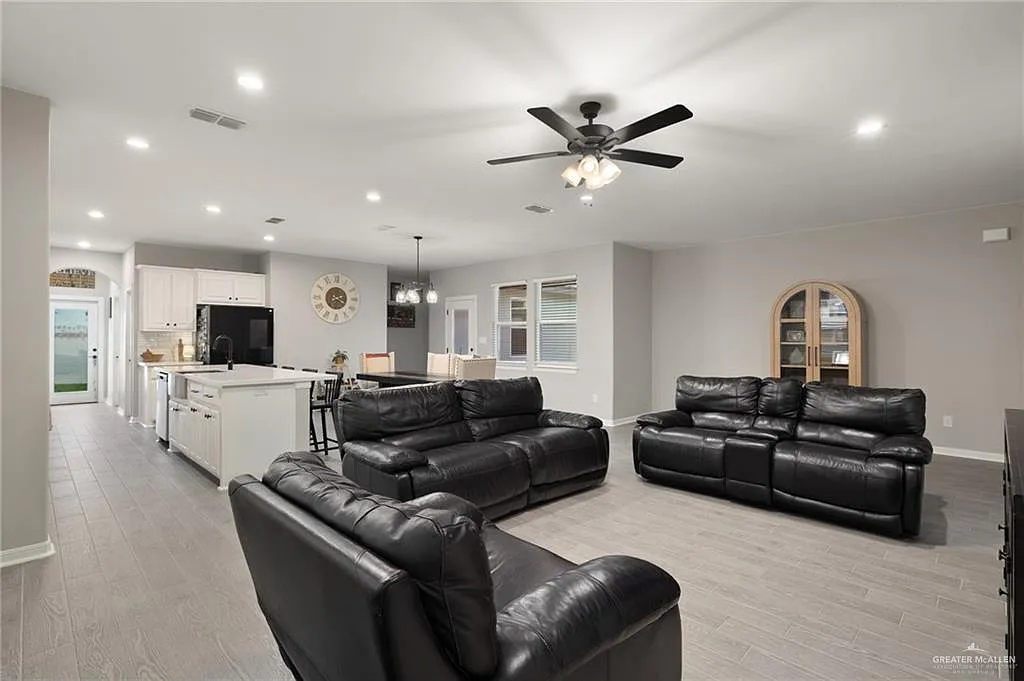3 bed, 2.5 bath, 2277 sqft, $2,900 — Photo 4