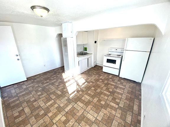2nd image of 236 1/2 Vermont St NE