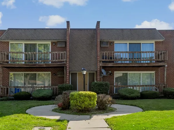 535 N Pleasant Dr APT 2B, Glenwood, IL 60425