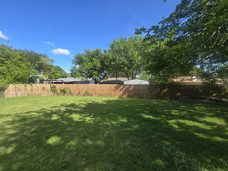 422 Woodmere Dr — Photo 15