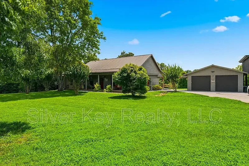 3 bed, 2.0 bath, 2000 sqft, $2,500 — Photo 2