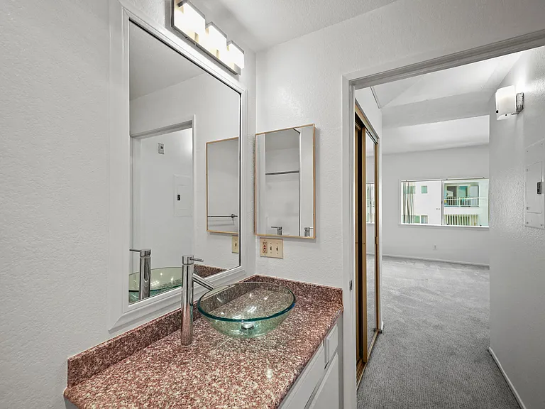 111 S Croft Ave — Photo 15